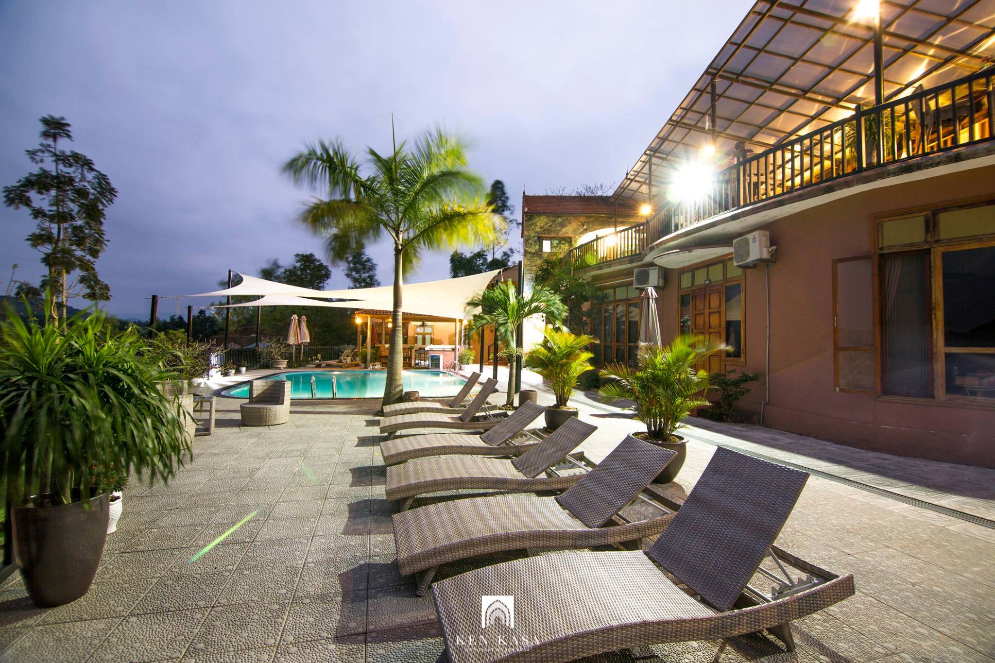 Bể bơi ngoài trời tại Phong Nha Lake House Resort